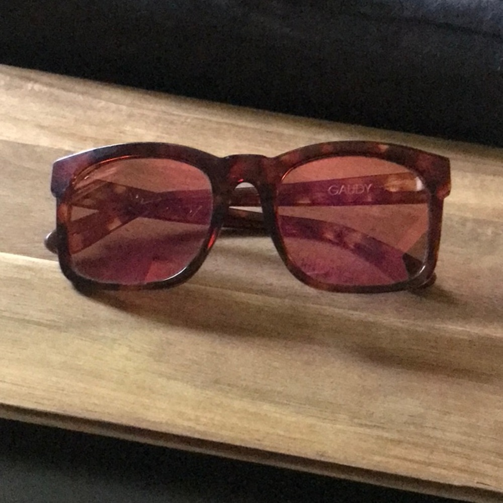 WIldfox Gaudy sunglasses w/case